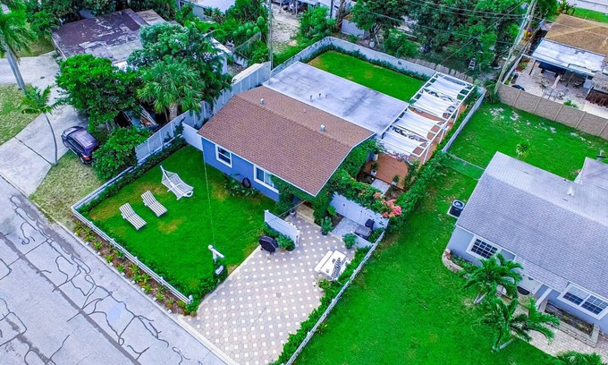Poiciana Park II Casa | Family friendly home close to shops and beaches. 2 miles from PBI