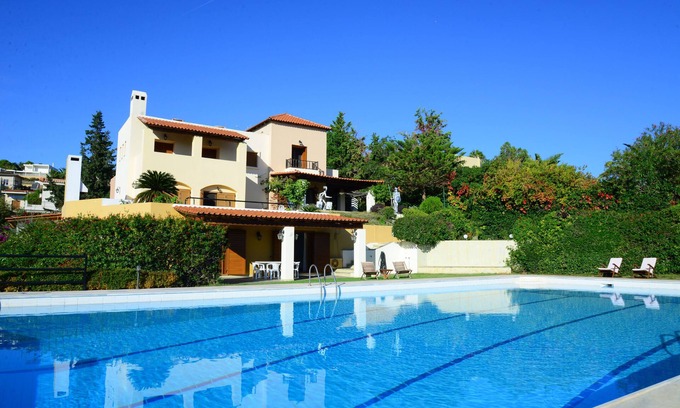 Anavyssos Villa | Villa familiar con piscina privada y baloncesto -5 minutos a pie de la playa