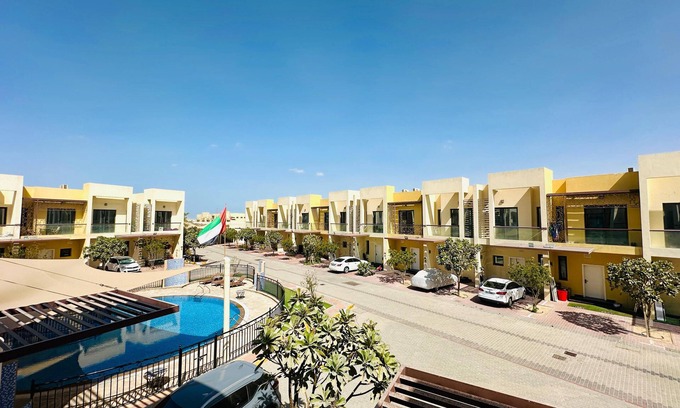 Dubai Villa | Área de juegos con piscina en villa apta para familias