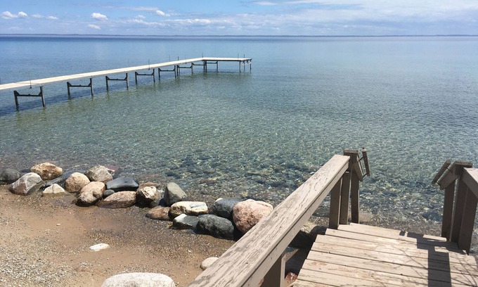 Omena Cabaña | Grand Traverse Bay Waterfront Retreat Perfecto para grupos grandes, capacidad para 20