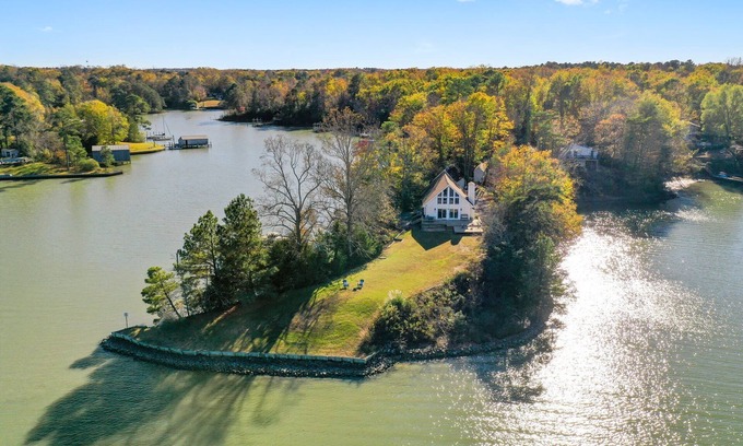 Topping Casa | Family Friendly Waterfront Home - Private Dock, Kayaks, Fire Pit, Grill, Deck