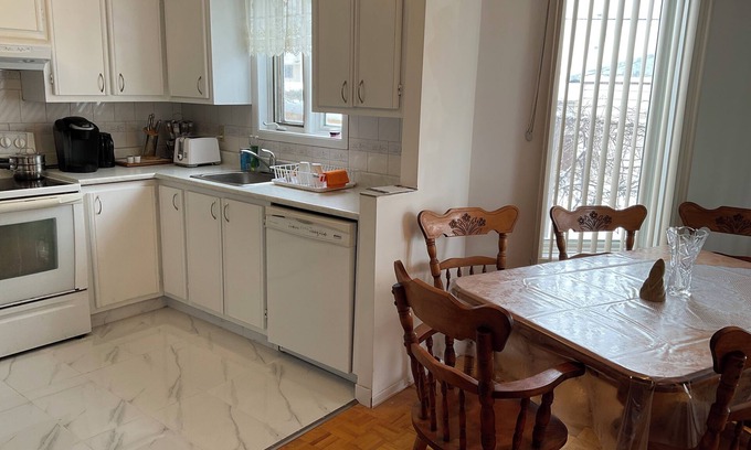 Fabreville Casa | Family-Friendlyin QuietLaval Neighborhood