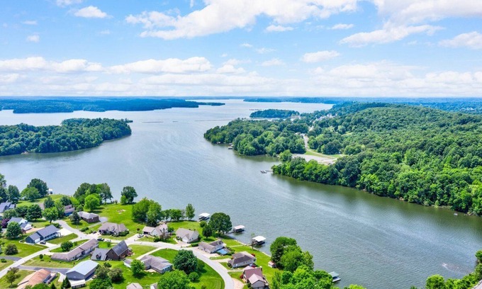 Eddyville Cabina | Family, Friends, and Lake Views @ "All Decked Out"