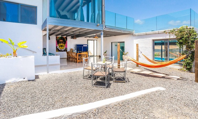 Tabayesco Villa | Villa de lujo de tamaño familiar/amigos, a 1 km de la playa, piscina privada, vistas al mar,gimnasio