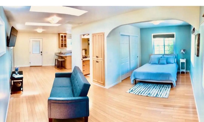 Medford Cabaña | Family Fun 5 -bedrooms with pool