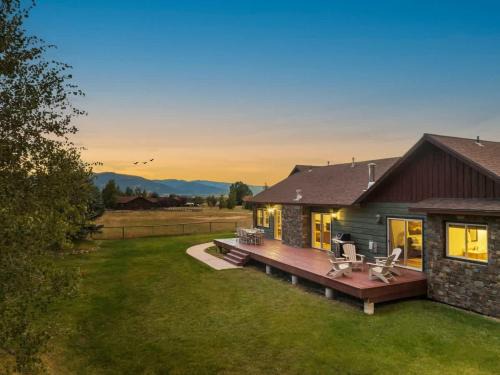 Victor Casa | Family Fun Fireplace & Huge Deck