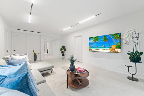 Miami Springs Casa | Family Fun Haven Pool, Mini Golf and More L78