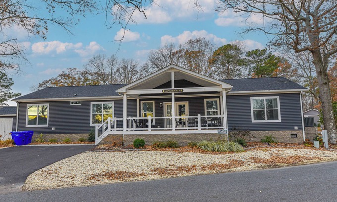 Long Neck Casa | Family fun home, beach, pools, pet friendly!