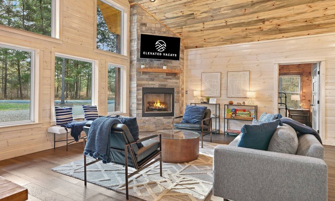 Broken Bow Cabina | Family Fun HQ: HotTub, Firepit, Playset; Dogs OK!