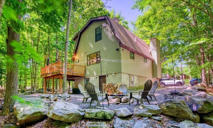 Lake Ariel Chalet De Esquí | Family Fun in The Poconos at The Rosewood Hideout
