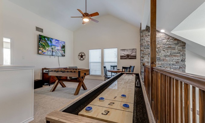 San Antonio Casa | Family Fun near SixFlags & SeaWorld GameRoom YardGames HotTub 3 KING Beds CLEAN!