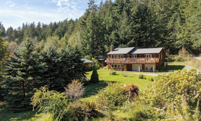 Doe Bay Casa | Family Fun, Private, Close to Trails, Lakes, Beaches, Resorts
