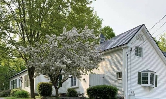 Freedom Otro | Family fun retreat in an antique farmhouse nestled in the white mountains.