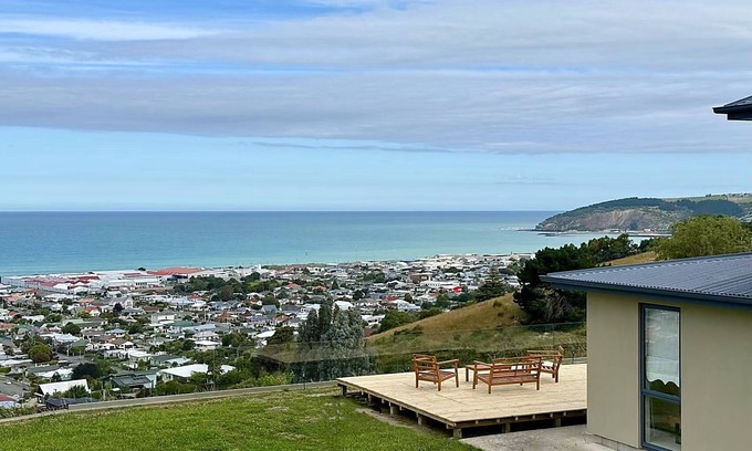 Oamaru Casa | Family-Fun Villa, Moonrise & Sunrise! Kids' Slide Bed! Ocean & Town Views 5-Beds