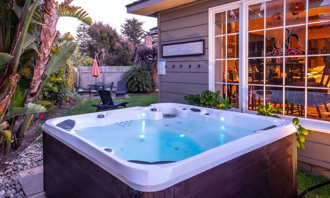 Westside Santa Cruz Casa | ¡Diversión familiar! Encanto del viejo mundo, bañera de hidromasaje + Ubicación perfecta en el lado oeste de Santa Cruz