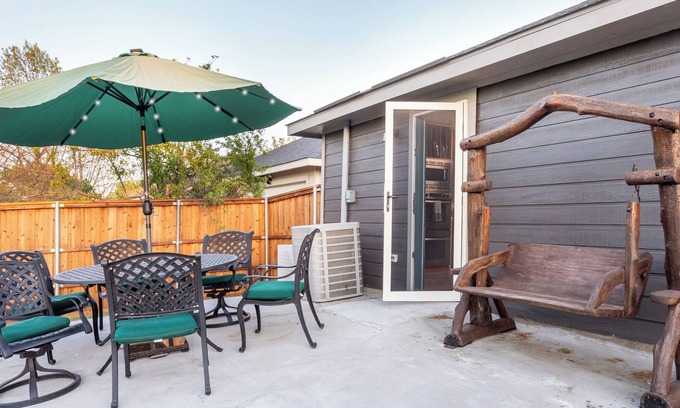 Dallas Casa | Family Game Room & Secret Massage Nook – Group Getaway for 12 with 2 King Beds