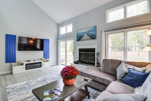 East Stroudsburg Casa | Family Gem with Deck Across From Shawnee Mountain!