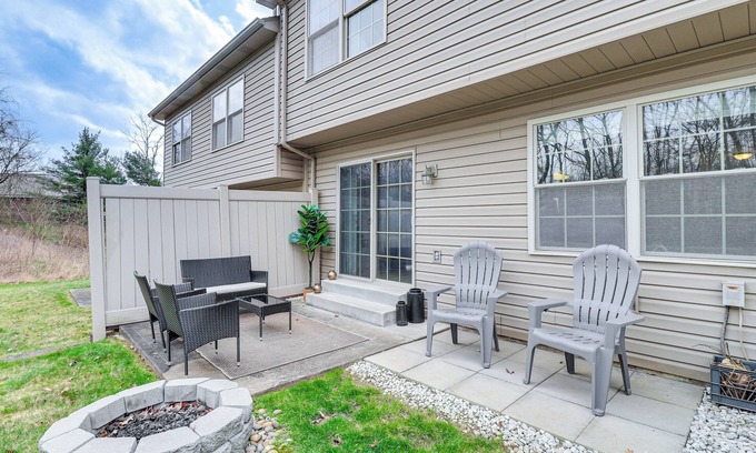 Monroeville Apartamento | Family Getaway 16 Mi to Pittsburgh!