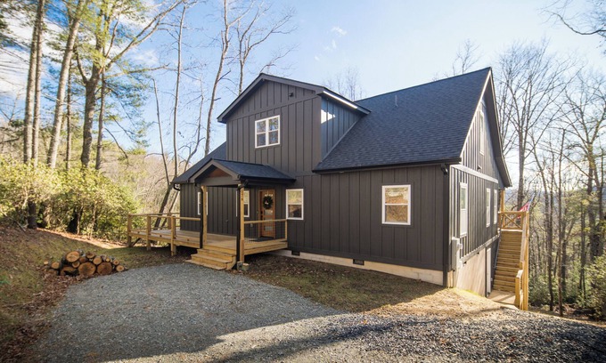 Fleetwood Casa | Family Getaway, 4BD/3B, Sleeps 10, Near historic towns & Blue Ridge Mountains