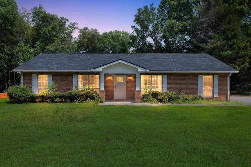 Winston - Salem Casa | Family Getaway 9BR Open-Concept Retreat home