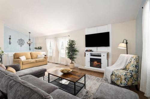 Mount Pleasant Casa | Family Getaway and Modern Farmhouse