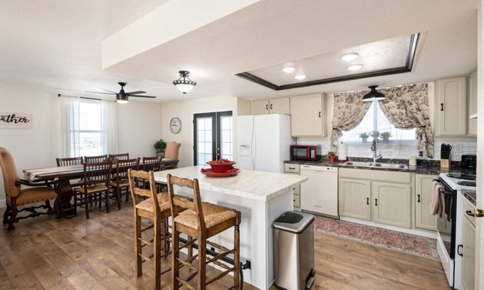 Mount Pleasant Casa | Family Getaway: Modern Farmhouse for Adventure!