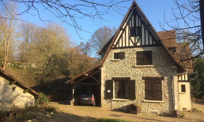 Le Mont-Saint-Adrien Casa | Casa familiar en medio de un verde.