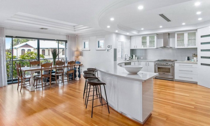 Fremantle Casa | Family Home close to Beach, Public Transport with Pool