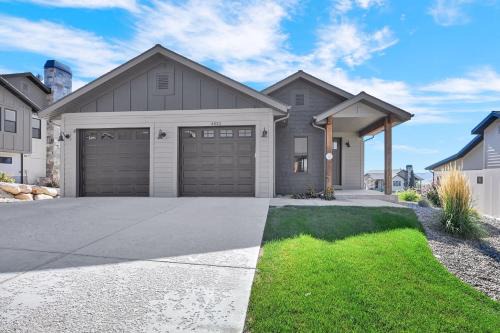 Wolf Creek Casa | Family Home in Eden w Hot Tub and Gym