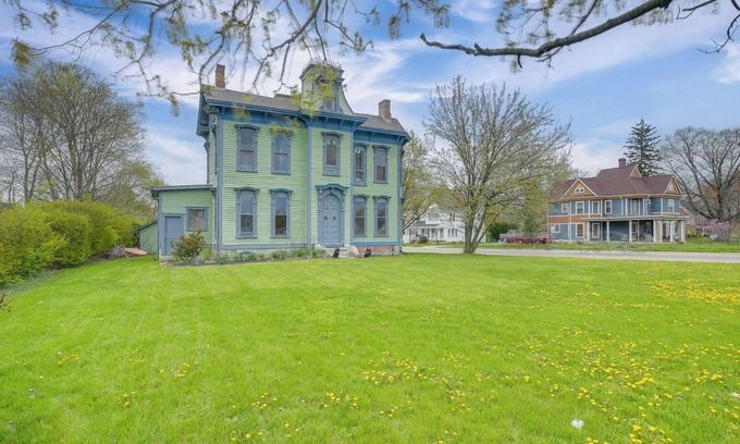 Franklin Casa | Family Home Near Franklin Historic District