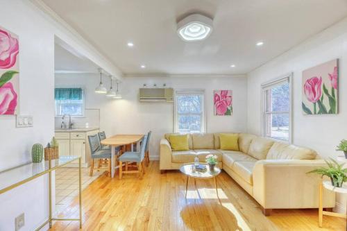 Glen Head Casa | Family Home near NY Beach - Private Workspace