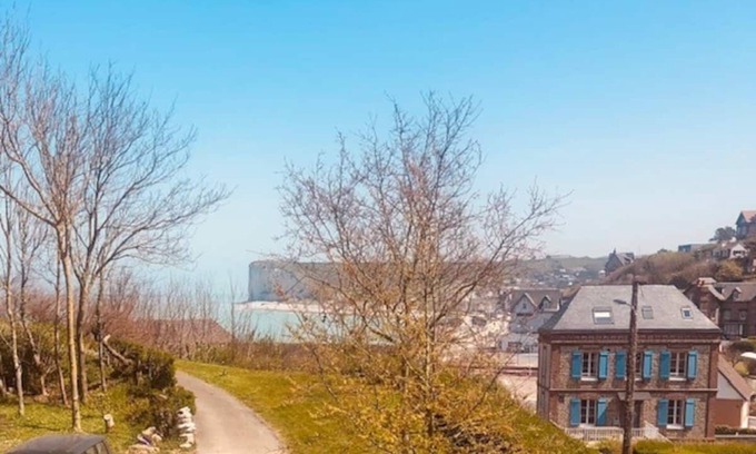 Veulettes-sur-Mer Casa | Family home: sea view, beach 50m away