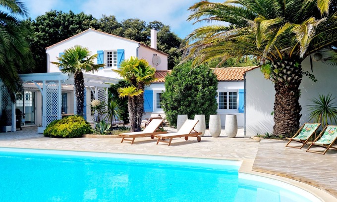Dolus-d'Oleron Casa | Family home sleeps 10, Swimming pool, Jacuzzi, Petanque, Gym.