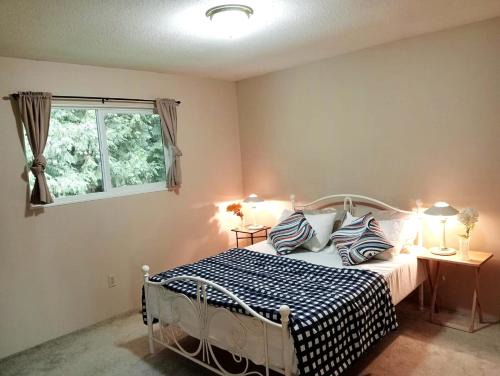 Cloverdale Casa | Family Home Stay in Great Location- Walk to Plazas, Restaurants, Transit C2