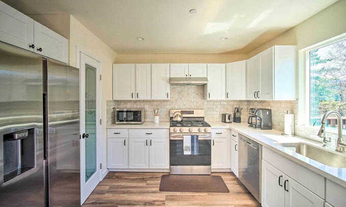 Lake Arrowhead Cabaña | Family Home w/ Deck & View, 4 Mi to Lake Arrowhead