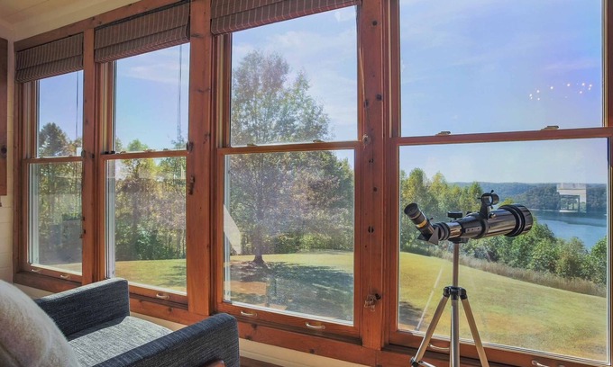 Baxter Cabina | Family Home w/ Porch & Center Hill Lake Views!