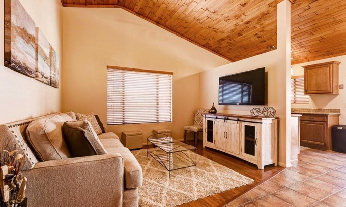Coyote Corridor Casa | Family Home - Walk to Golf Course and Park