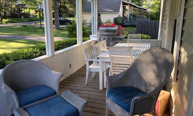 Great Barrington Casa | Inicio Familia con gran patio en la colina, corto paseo del centro y del lago Mansfield