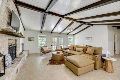 La Grange Casa | Family Home with Covered Patio and Grill in La Grange