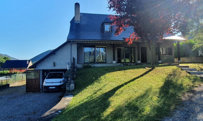 Arreau Casa | Family home with enclosed garden