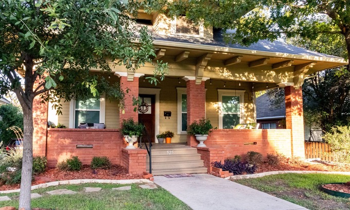Brazos Casa | Family home with fenced yard 6 minutes to the Silos