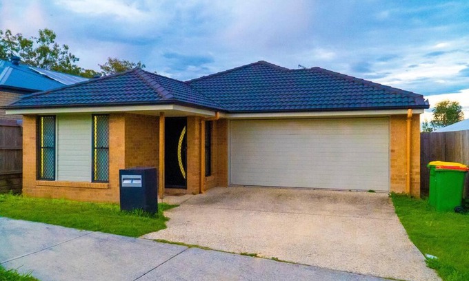 Redbank Plains Casa | Family home with free parking close to everything