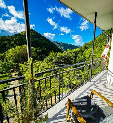 Likani Cama Y Desayuno | Family hotel mountain panorama
