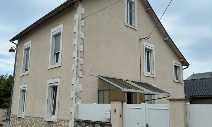 Bourges Casa | Family house, 13 beds, 3 bathrooms, 3 toilets, terrace, garden, free parking