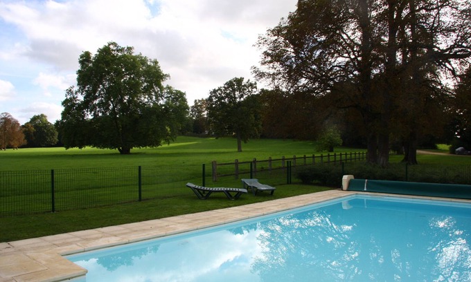 Vallenay Cabaña | Casa familiar con piscina exclusiva en el parque del castillo.