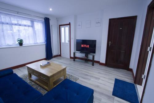 Rushmoor District Casa | Family House near Farnborough Airport, Free Parking