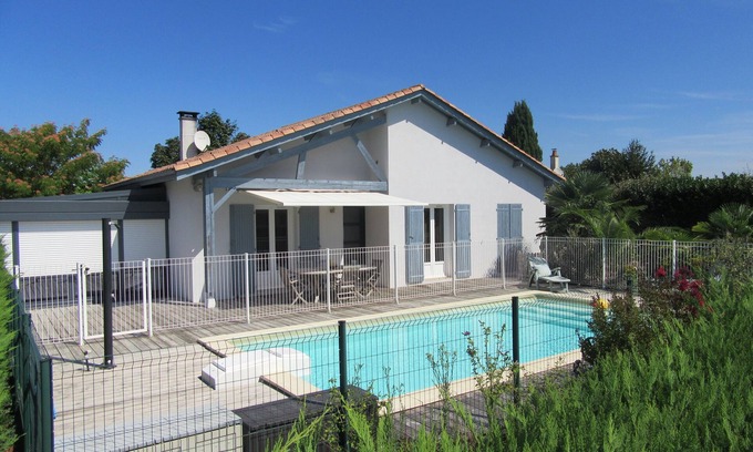 Bias Casa | casa de la familia con 4 dormitorios, piscina privada en un jardín vallado