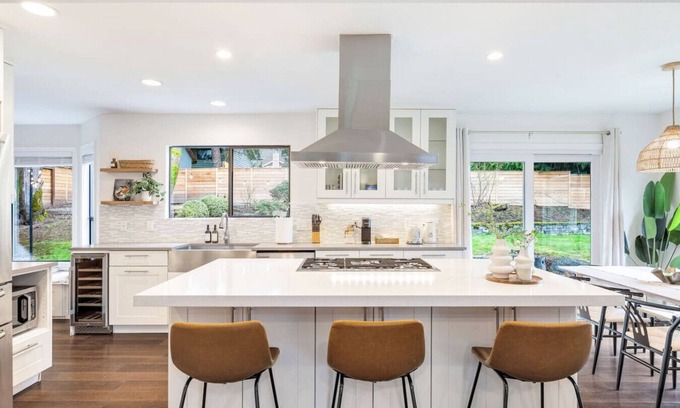 Redmond Casa | Family | King Bed | Backyard | Game Room | AC