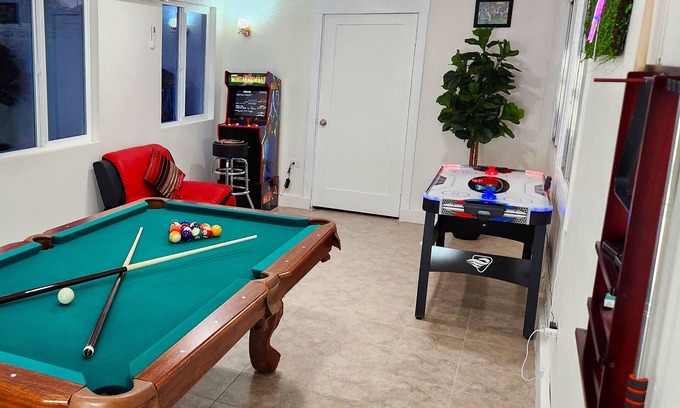 Las Vegas Casa | Family Largue House: Slide, Game Room & Jacuzzi