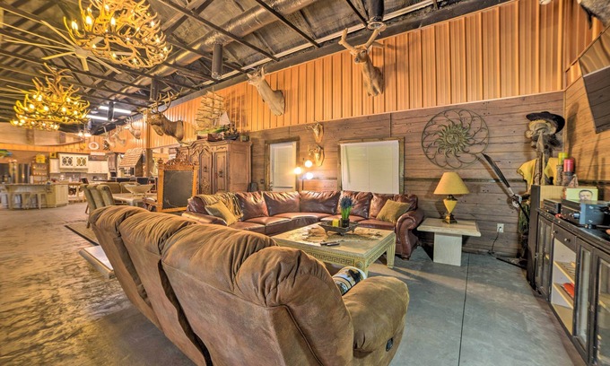 Dover Cabina | Family Leatherwood Resort Cabin w/ Fire Pit!